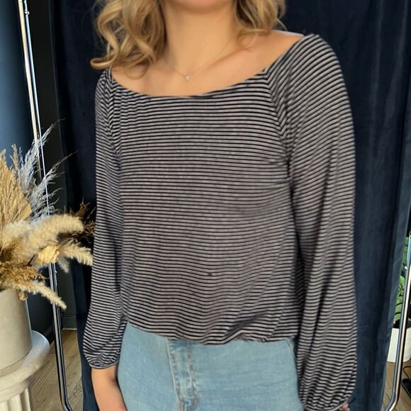 Express Women’s Size Small Blue Striped Print Off the Shoulder Button Shirt - Picture 1 of 3